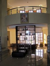 305 Hotelhalle mit Bild des Sultans Qaboos.JPG